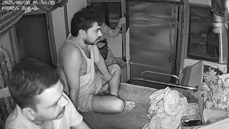 Final Journey: ತನಗೆ ಆಗುತ್ತಿಲ್ಲವೆಂದು ಹೆಲ್ಪರ್ ಕೈಗೆ ಬಸ್ ಸ್ಟೇರಿಂಗ್ ಕೊಟ್ಟ ವ್ಯಕ್ತಿ, ಗಂಟೆ ಬಳಿಕ ಸಾವು Final Journey: ತನಗೆ ಆಗುತ್ತಿಲ್ಲವೆಂದು ಹೆಲ್ಪರ್ ಕೈಗೆ ಬಸ್ ಸ್ಟೇರಿಂಗ್ ಕೊಟ್ಟ ವ್ಯಕ್ತಿ, ಗಂಟೆ ಬಳಿಕ ಸಾವು