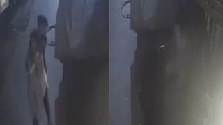 ಕಾರು ಡಿಕ್ಕಿಯಾಗಿ ಒದ್ದಾಡುತ್ತಿದ್ದ ಮರಿಯನ್ನು ಹಿಡಿದು ಗೋಳಾಡಿದ ತಾಯಿ ಕರಡಿ; ಮನಕಲಕುವ ವಿಡಿಯೋ ಇಲ್ಲಿದೆ