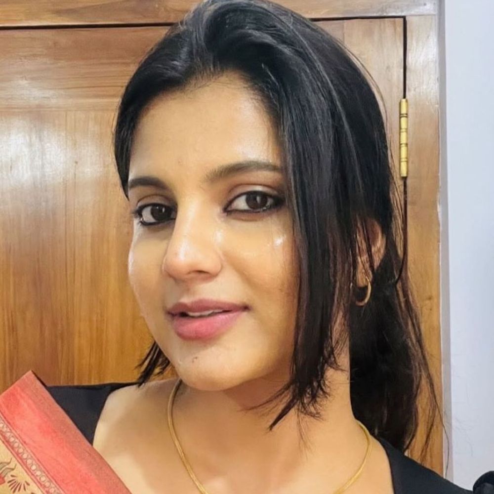 ಚಿಕ್ಕಣ್ಣ ಟಾಕ್ ಶೋಗಳಲ್ಲಿ ಮದುವೆ ವಿಷಯ ಮಾಡಿದಾಗೆಲ್ಲ ತಮಾಷೆ ಮಾಡುತ್ತಾ ಹಾರಿಕೆ ಉತ್ತರ ನೀಡುತ್ತಿದ್ದರು. ಈಗ ಕೊನೆಗೆ ಗೃಹಸ್ಥರಾಗಲು ಸಜ್ಜಾಗಿದ್ದಾರೆ.