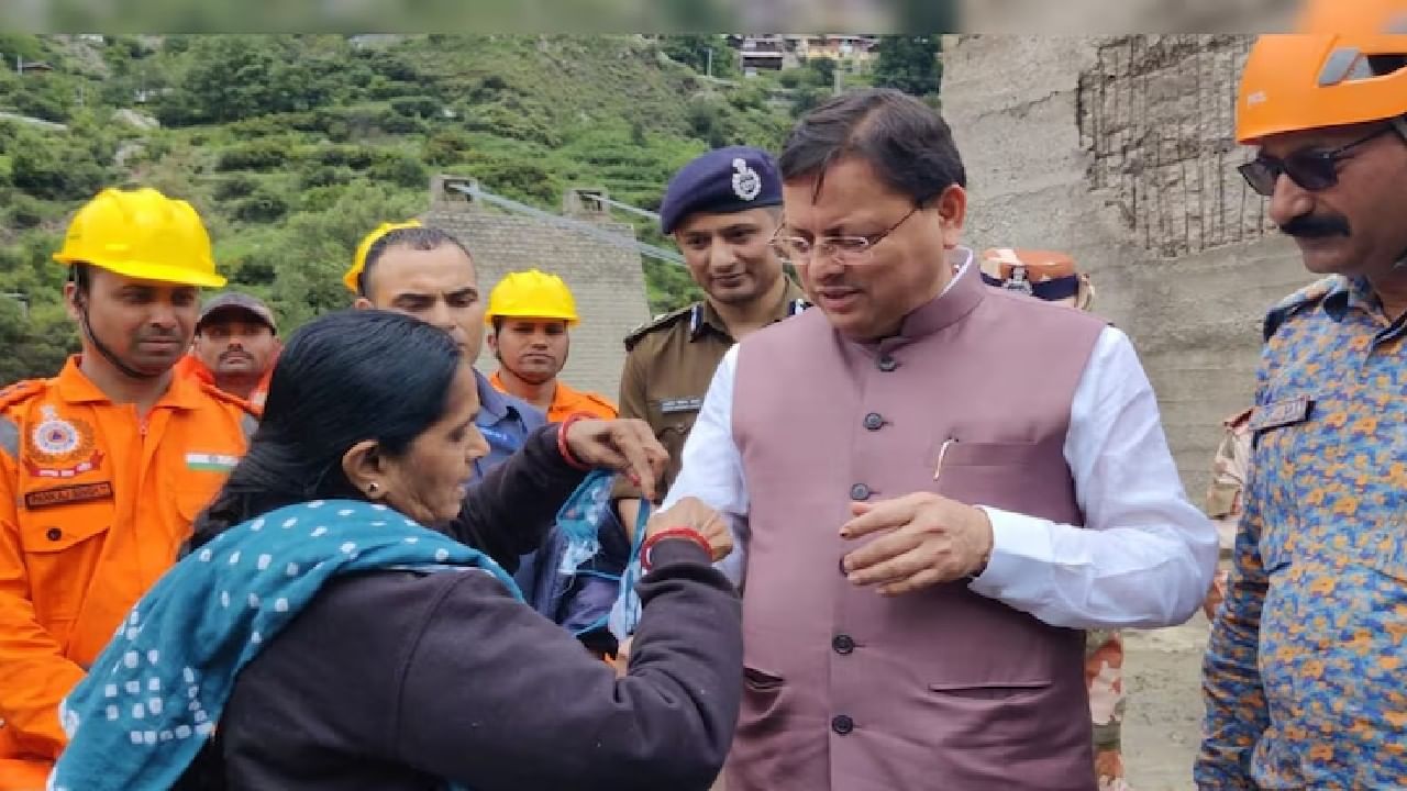 ದುಪಟ್ಟಾವನ್ನೇ ಹರಿದು ಉತ್ತರಾಖಂಡದ ಸಿಎಂಗೆ ರಾಖಿ ಕಟ್ಟಿದ ಉತ್ತರಕಾಶಿ ಪ್ರವಾಹ ಸಂತ್ರಸ್ತೆ ದುಪಟ್ಟಾವನ್ನೇ ಹರಿದು ಉತ್ತರಾಖಂಡದ ಸಿಎಂಗೆ ರಾಖಿ ಕಟ್ಟಿದ ಉತ್ತರಕಾಶಿ ಪ್ರವಾಹ ಸಂತ್ರಸ್ತೆ