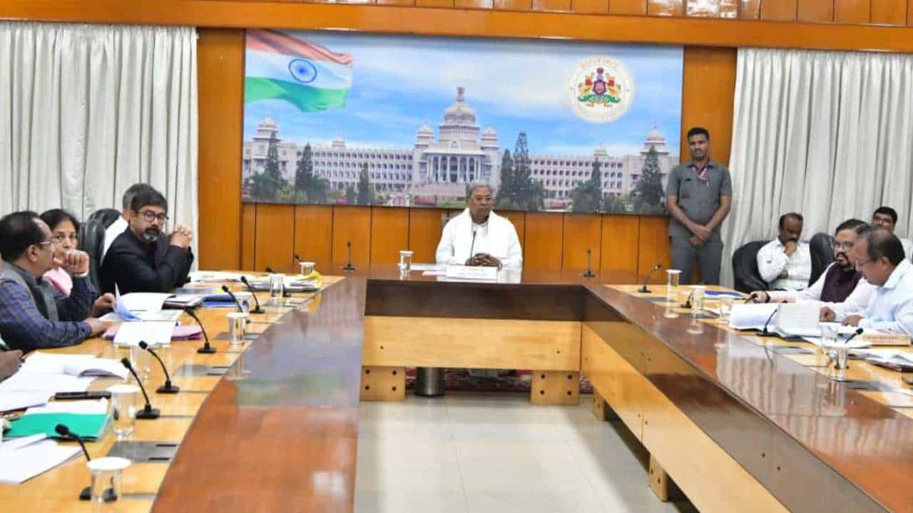 ರಾಜ್ಯದ ರೈತರಿಗೆ ಸಿಹಿಸುದ್ದಿ: ಲಕ್ಷಾಂತರ ರೈತರಿಗೆ ಕೊಟ್ಯಂತರ ರೂ ಸಾಲ ವಿತರಿಸಲು ಮುಂದಾದ ಸರ್ಕಾರ ರಾಜ್ಯದ ರೈತರಿಗೆ ಸಿಹಿಸುದ್ದಿ: ಲಕ್ಷಾಂತರ ರೈತರಿಗೆ ಕೊಟ್ಯಂತರ ರೂ ಸಾಲ ವಿತರಿಸಲು ಮುಂದಾದ ಸರ್ಕಾರ