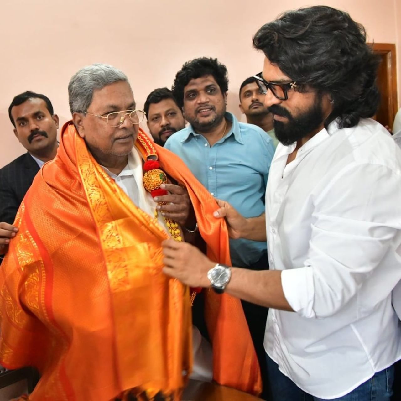 ತೆಲುಗಿನ ಸ್ಟಾರ್ ನಟ ರಾಮ್ ಚರಣ್, ಕರ್ನಾಟಕ ಸಿಎಂ ಸಿದ್ದರಾಮಯ್ಯ ಅವರನ್ನು ಭೇಟಿ ಆಗಿದ್ದಾರೆ. ಸಿದ್ದರಾಮಯ್ಯ ಅವರಿಗೆ ಆತ್ಮೀಯವಾಗಿ ಸನ್ಮಾನವನ್ನೂ ಸಹ ಮಾಡಿದ್ದಾರೆ.