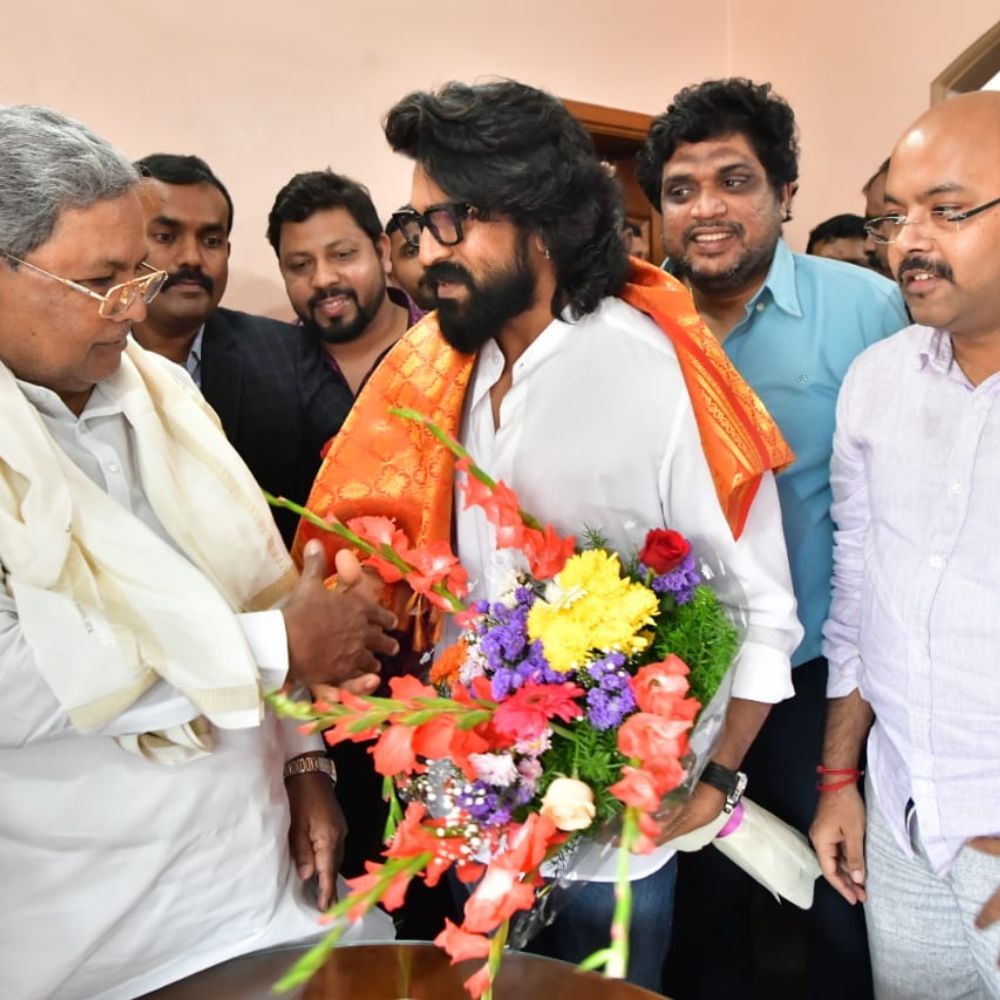 ರಾಮ್ ಚರಣ್ ಅವರ ನಟನೆಯ ‘ಪೆದ್ದಿ’ ಸಿನಿಮಾದ ಚಿತ್ರೀಕರಣ ಮೈಸೂರಿನಲ್ಲಿ ಕಳೆದ ಕೆಲ ದಿನಗಳಿಂದಲೂ ನಡೆಯುತ್ತಿದೆ. ಶಿವಣ್ಣ ಸಹ ಈ ಸಿನಿಮಾದಲ್ಲಿ ನಟಿಸುತ್ತಿದ್ದಾರೆ.