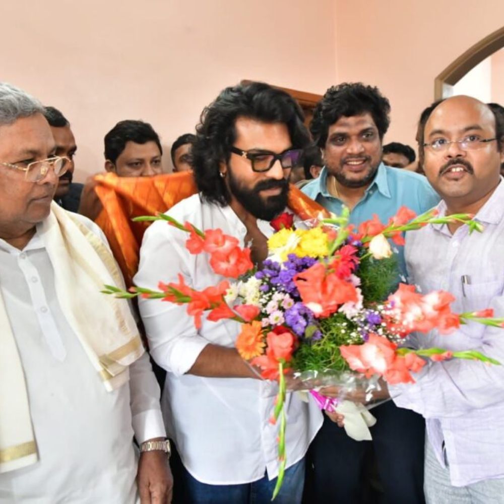 ರಾಮ್ ಚರಣ್ ಅವರು ಸಿದ್ದರಾಮಯ್ಯ ನಿವಾಸಕ್ಕೆ ಆಗಮಿಸಿದಾಗ ಮಾಜಿ ಶಾಸಕ ಸಿದ್ದರಾಮಯ್ಯ ಪುತ್ರ ಯತೀಂದ್ರ ಸಿದ್ದರಾಮಯ್ಯ ಅವರು ಸಹ ಸ್ಥಳದಲ್ಲಿ ಹಾಜರಿದ್ದರು.