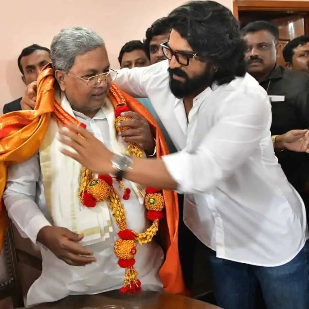 ರಾಮ್ ಚರಣ್ ಅವರು ‘ಪೆದ್ದಿ’ ಸಿನಿಮಾದ ಚಿತ್ರೀಕರಣವನ್ನು ಮೈಸೂರಿನಲ್ಲಿ ಮಾಡುತ್ತಿದ್ದು, ವಿಷಯ ತಿಳಿದ ಸಿದ್ದರಾಮಯ್ಯ ಅವರು ರಾಮ್ ಚರಣ್ ಅವರನ್ನು ಮನೆಗೆ ಆಹ್ವಾನಿಸಿದ್ದರು.