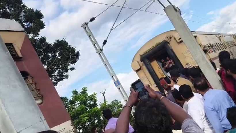 ತುಂಗಾ ನದಿ ಸೇತುವೆ ಮೇಲೆಯೇ ರೈಲಿನಿಂದ ಬೇರ್ಪಟ್ಟ 6 ಬೋಗಿಗಳು: ಮುಂದೇನಾಯ್ತು?