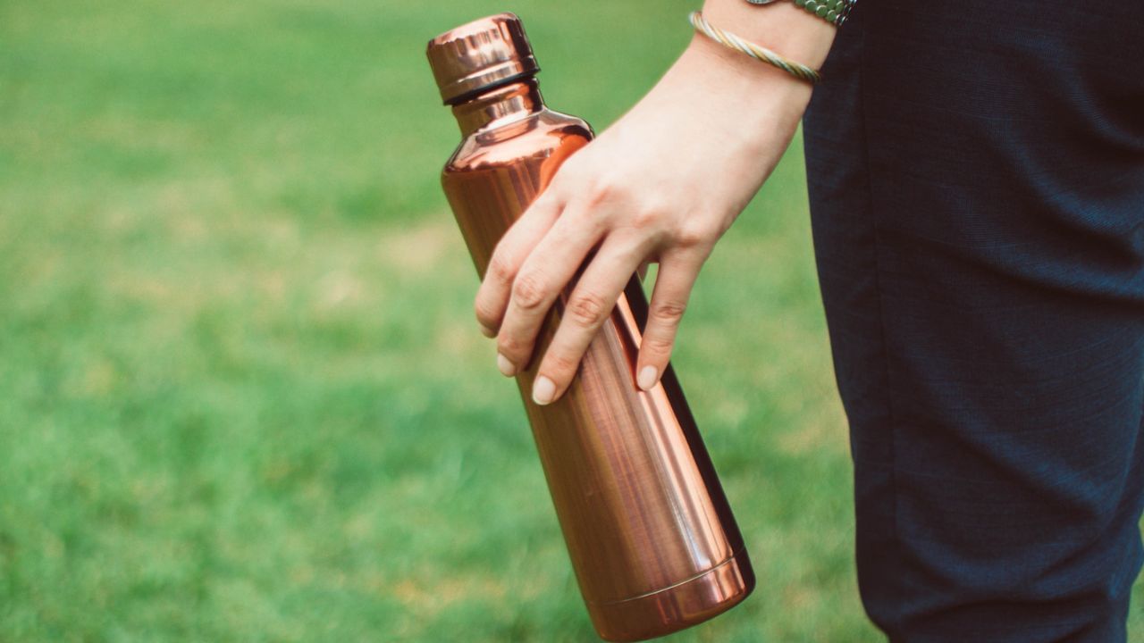 ತಾಮ್ರದ ಬಾಟಲಿಯಲ್ಲಿ ನೀರು ಕುಡಿಯುವ ಅಭ್ಯಾಸ ನಿಮಗಿದ್ದರೆ ಈ ನಿಯಮ ತಿಳಿದುಕೊಳ್ಳಿ ಇಲ್ಲದಿದ್ದರೆ ಈ ಸಮಸ್ಯೆ ಬರೋದು ಗ್ಯಾರೆಂಟಿ ತಾಮ್ರದ ಬಾಟಲಿಯಲ್ಲಿ ನೀರು ಕುಡಿಯುವ ಅಭ್ಯಾಸ ನಿಮಗಿದ್ದರೆ ಈ ನಿಯಮ ತಿಳಿದುಕೊಳ್ಳಿ ಇಲ್ಲದಿದ್ದರೆ ಈ ಸಮಸ್ಯೆ ಬರೋದು ಗ್ಯಾರೆಂಟಿ