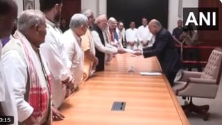 ಲಕ್ನೋ: ಕಿವಿಗೆ ಇಯರ್​ ಫೋನ್ ಸಿಕ್ಕಿಸಿಕೊಂಡು ರೈಲ್ವೆ ಹಳಿ ಮೇಲೆ ನಡೆಯುತ್ತಿದ್ದಾಗ ರೈಲು ಡಿಕ್ಕಿ ಹೊಡೆದು ಇಬ್ಬರು ಸಾವು