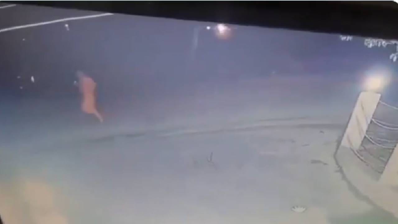 Video: ನಿರ್ಜನ ಪ್ರದೇಶದಲ್ಲಿ ದಿವ್ಯಾಂಗ ಮಹಿಳೆಯನ್ನು ಬೈಕ್ನಲ್ಲಿ ಬೆನ್ನಟ್ಟಿ ಸಾಮೂಹಿಕ ಅತ್ಯಾಚಾರ Video: ನಿರ್ಜನ ಪ್ರದೇಶದಲ್ಲಿ ದಿವ್ಯಾಂಗ ಮಹಿಳೆಯನ್ನು ಬೈಕ್ನಲ್ಲಿ ಬೆನ್ನಟ್ಟಿ ಸಾಮೂಹಿಕ ಅತ್ಯಾಚಾರ