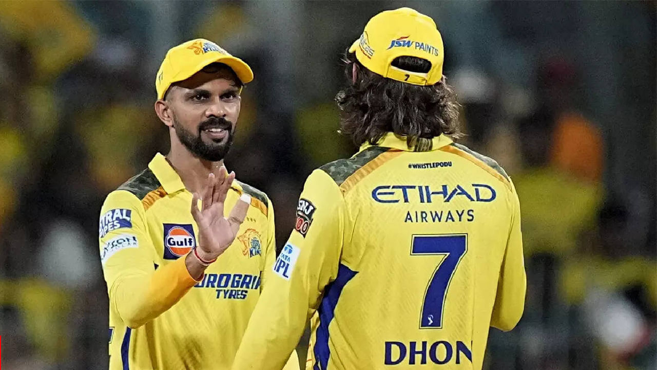 ಚೆನ್ನೈನನಲ್ಲಿ ನಡೆದ ಖಾಸಗಿ ಕಾರ್ಯಕ್ರಮದಲ್ಲಿ ಮಾತನಾಡಿದ ಧೋನಿ, ಸಿಎಸ್‌ಕೆ ತಂಡದ ಆರಂಭಿಕ ಆಟಗಾರ ರುತುರಾಜ್ ಗಾಯಕ್ವಾಡ್ ಮುಂದಿನ ಸೀಸನ್​ನಲ್ಲಿ ತಂಡಕ್ಕೆ ಮರಳಲಿದ್ದಾರೆ. ಅಲ್ಲದೆ ಅವರೇ ಕ್ಯಾಪ್ಟನ್ ಜವಾಬ್ದಾರಿ ನಿರ್ವಹಿಸಲಿದ್ದಾರೆ ಎಂದು ತಿಳಿಸಿದ್ದಾರೆ. ಐಪಿಎಲ್ 2025 ರ ಸೀಸನ್​ ನಡುವೆ ಗಾಯಗೊಂಡಿದ್ದ ರುತುರಾಜ್ ಅರ್ಧದಲ್ಲೇ ಟೂರ್ನಿಯಿಂದ ಹಿಂದೆ ಸರಿದಿದ್ದರು.