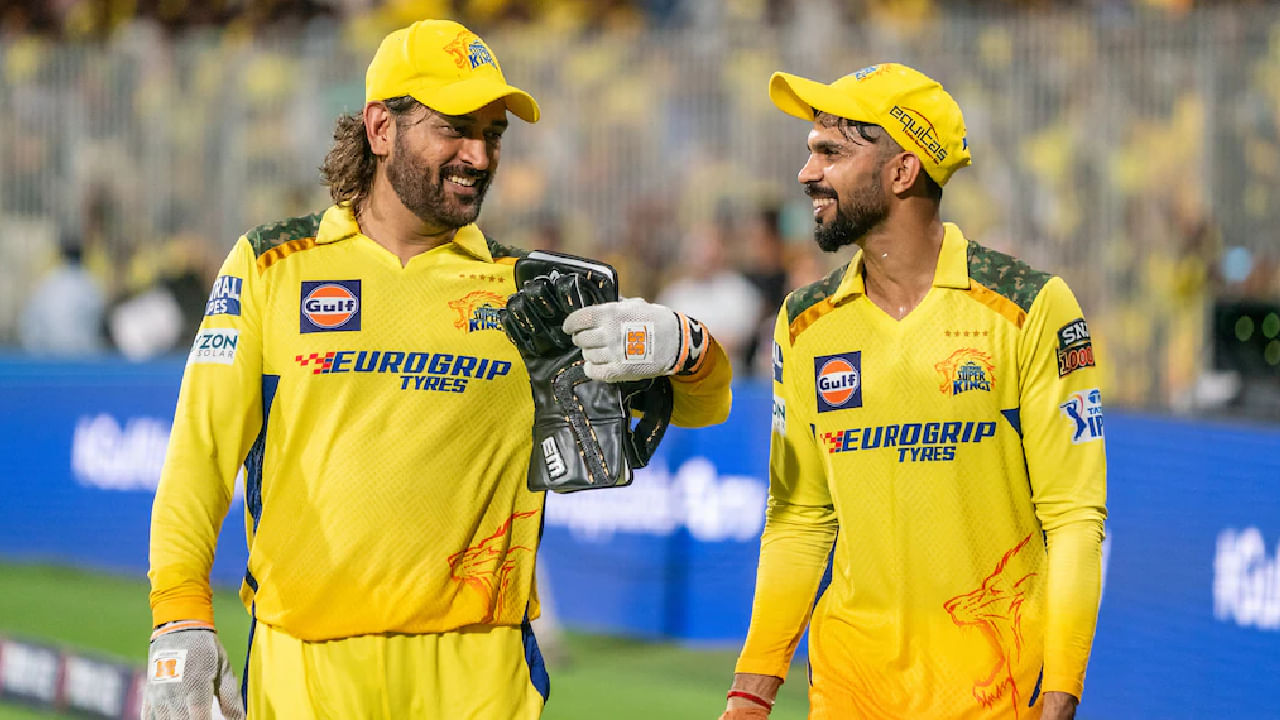 ಒಂದೆಡೆ ಸ್ಯಾಮ್ಸನ್ ಎಂಟ್ರಿಯ ಸುದ್ದಿಯು ದಿನದಿಂದ ದಿನಕ್ಕೆ ಮಹತ್ವ ಪಡೆದುಕೊಳ್ಳುತ್ತಿದ್ದರೆ, ಮತ್ತೊಂದೆಡೆ ಮಹೇಂದ್ರ ಸಿಂಗ್ ಧೋನಿ ಐಪಿಎಲ್ 2026 ರಲ್ಲಿ ಚೆನ್ನೈ ಸೂಪರ್ ಕಿಂಗ್ಸ್ ತಂಡವನ್ನು ಯಾರು ಮುನ್ನಡೆಸುವವರು ಯಾರು ಎಂಬುದನ್ನು ಬಹಿರಂಗಪಡಿಸಿದ್ದಾರೆ. ಕಳೆದ ಸೀಸನ್​ನಲ್ಲಿ ನಾಯಕನಾಗಿ ಕಾಣಿಸಿಕೊಂಡಿದ್ದ ರುತುರಾಜ್ ಗಾಯಕ್ವಾಡ್ ಅವರೇ ಮುಂದಿನ ಸೀಸನ್​ನಲ್ಲೂ ಕ್ಯಾಪ್ಟನ್ ಆಗಿ ಕಾಣಿಸಿಕೊಳ್ಳಲಿದ್ದಾರೆ ಎಂದು ಧೋನಿ ತಿಳಿಸಿದ್ದಾರೆ.