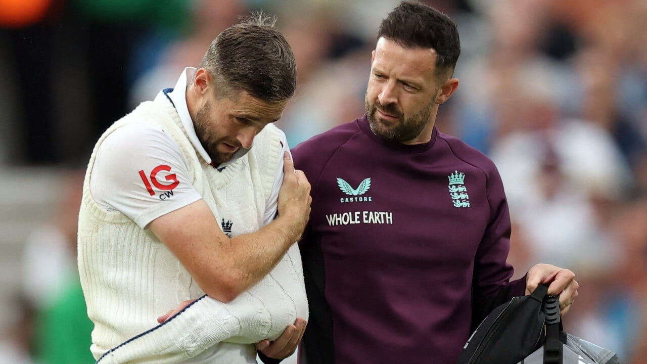 ಇನ್ನು ನಾಥನ್ ಬಾರ್ನ್​ವೆಲ್ ಬದಲಿಯಾಗಿ ಕಣಕ್ಕಿಳಿದದ್ದು ಕ್ರಿಸ್ ವೋಕ್ಸ್ ಸ್ಥಾನದಲ್ಲಿ. ಈ ಪಂದ್ಯದ 2ನೇ ದಿನದಾಟದ ವೇಳೆ ಫೀಲ್ಡಿಂಗ್ ಮಾಡುವಾಗ ವೋಕ್ಸ್ ಅವರ ಭುಜಕ್ಕೆ ಗಂಭೀರವಾದ ಗಾಯವಾಗಿದೆ. ಹೀಗಾಗಿ ಅವರು ಈ ಪಂದ್ಯದಿಂದ ಹೊರಗುಳಿದಿದ್ದಾರೆ. ಅವರ ಸ್ಥಾನದಲ್ಲಿ 22 ವರ್ಷದ ನಾಥನ್ ಬಾರ್ನ್​ವೆಲ್ ಕಾಣಿಸಿಕೊಂಡಿದ್ದಾರೆ.