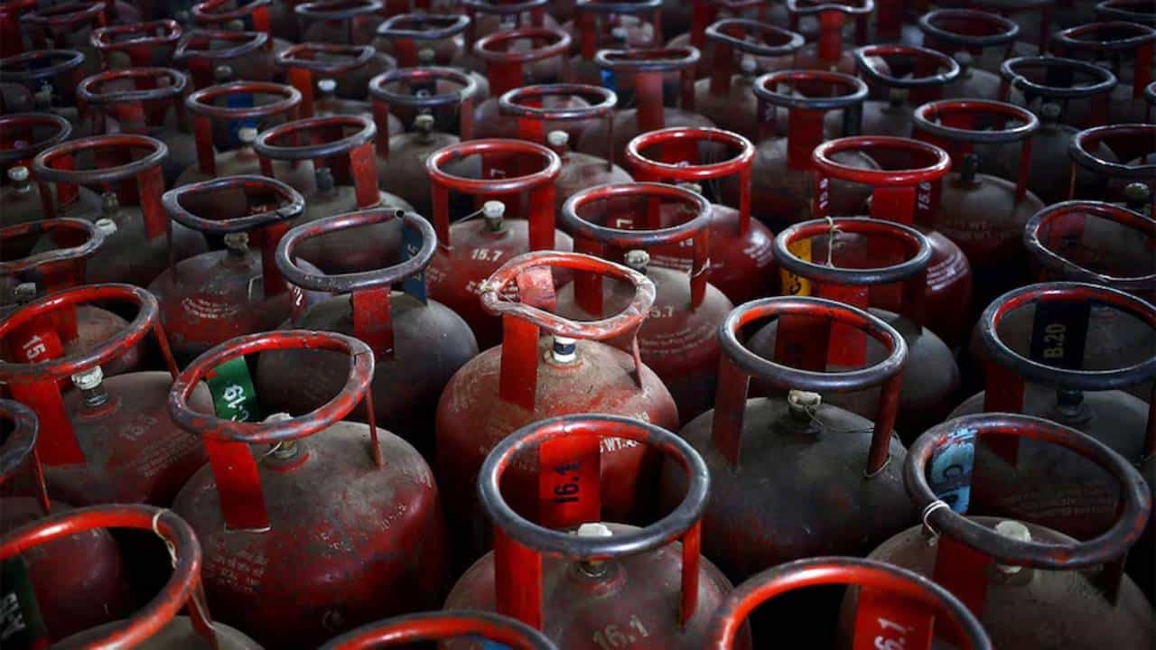 LPG Cylinder Price: ವಾಣಿಜ್ಯ ಬಳಕೆಯ ಎಲ್​ಪಿಜಿ ಸಿಲಿಂಡರ್ ಬೆಲೆ ಇಳಿಕೆ