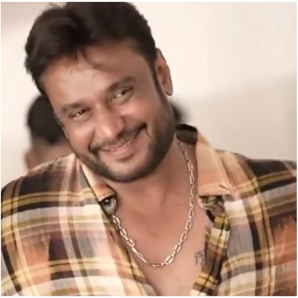 ಇನ್ನು, ದರ್ಶನ್ ಅಳಿಯ ಚಂದು ಸಿನಿಮಾಗೆ ದರ್ಶನ್ ವಿಲನ್ ಎಂದು ಹೇಳಲಾಗುತ್ತಿದೆ. ಈ ಸಿನಿಮಾ ಕೂಡ ಇನ್ನೂ ಅಧಿಕೃತವಾಗಿ ಘೋಷಣೆ ಆಗಿಲ್ಲ. ಈಗ ದರ್ಶನ್ ಇಲ್ಲದೆ, ಈ ಸಿನಿಮಾ ಕೂಡ ಅರ್ಧಕ್ಕೆ ನಿಲ್ಲುವ ಸಾಧ್ಯತೆ ದಟ್ಟವಾಗಿದೆ.