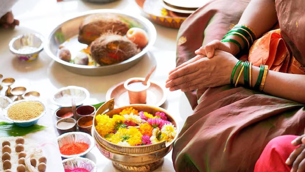 Daily Devotional: ದೇವಸ್ಥಾನದಲ್ಲಿ ಕೊಟ್ಟ ಹೂವನ್ನು ಕಿವಿಯ ಮೇಲೆ ಇಟ್ಟುಕೊಳ್ಳುವುದು ಏಕೆ? Daily Devotional: ದೇವಸ್ಥಾನದಲ್ಲಿ ಕೊಟ್ಟ ಹೂವನ್ನು ಕಿವಿಯ ಮೇಲೆ ಇಟ್ಟುಕೊಳ್ಳುವುದು ಏಕೆ?