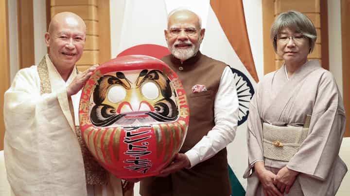 ಜಪಾನ್ನಲ್ಲಿ ಪ್ರಧಾನಿ ಮೋದಿಗೆ ಉಡುಗೊರೆಯಾಗಿ ನೀಡಿದ ದಾರುಮಾ ಗೊಂಬೆಯ ವಿಶೇಷತೆಯೇನು? ಜಪಾನ್ನಲ್ಲಿ ಪ್ರಧಾನಿ ಮೋದಿಗೆ ಉಡುಗೊರೆಯಾಗಿ ನೀಡಿದ ದಾರುಮಾ ಗೊಂಬೆಯ ವಿಶೇಷತೆಯೇನು?