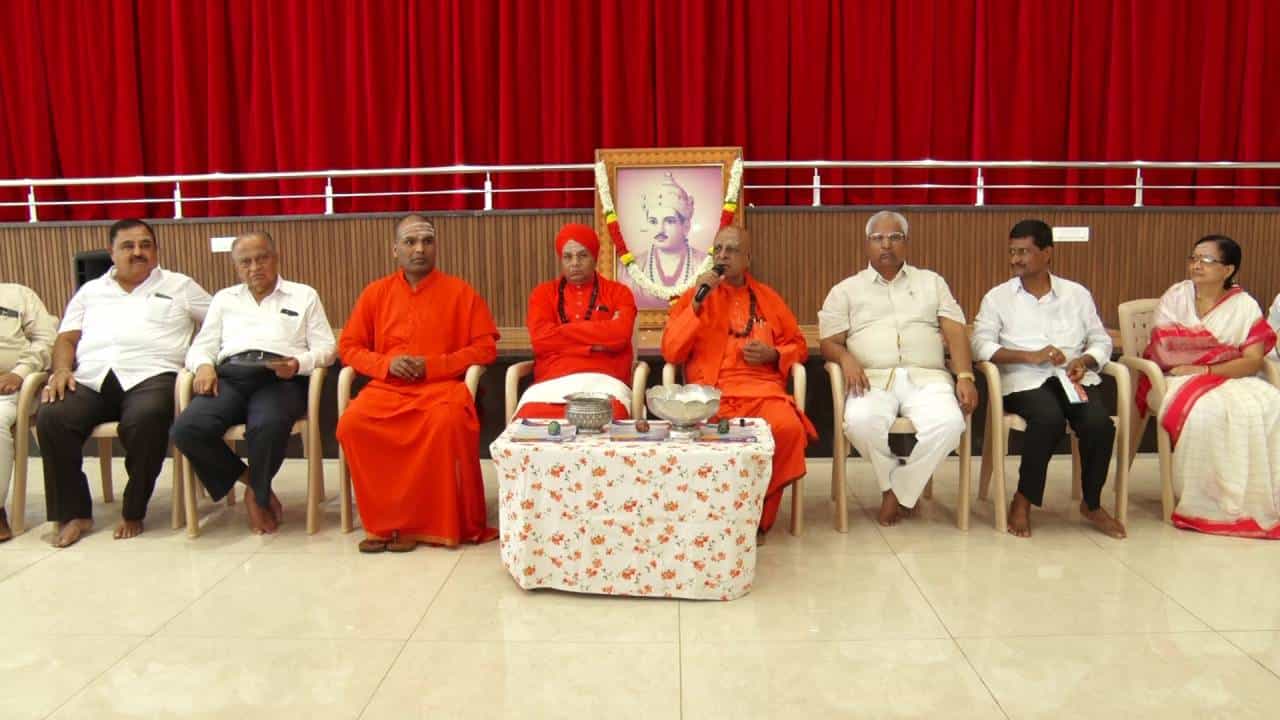 ಪಂಚಪೀಠಗಳ ಸಭೆಗೆ ಟಾಂಗ್: ರಾಜ್ಯಾದ್ಯಂತ ಬಸವ ಸಂಸ್ಕೃತಿ ಅಭಿಯಾನ ಪಂಚಪೀಠಗಳ ಸಭೆಗೆ ಟಾಂಗ್: ರಾಜ್ಯಾದ್ಯಂತ ಬಸವ ಸಂಸ್ಕೃತಿ ಅಭಿಯಾನ