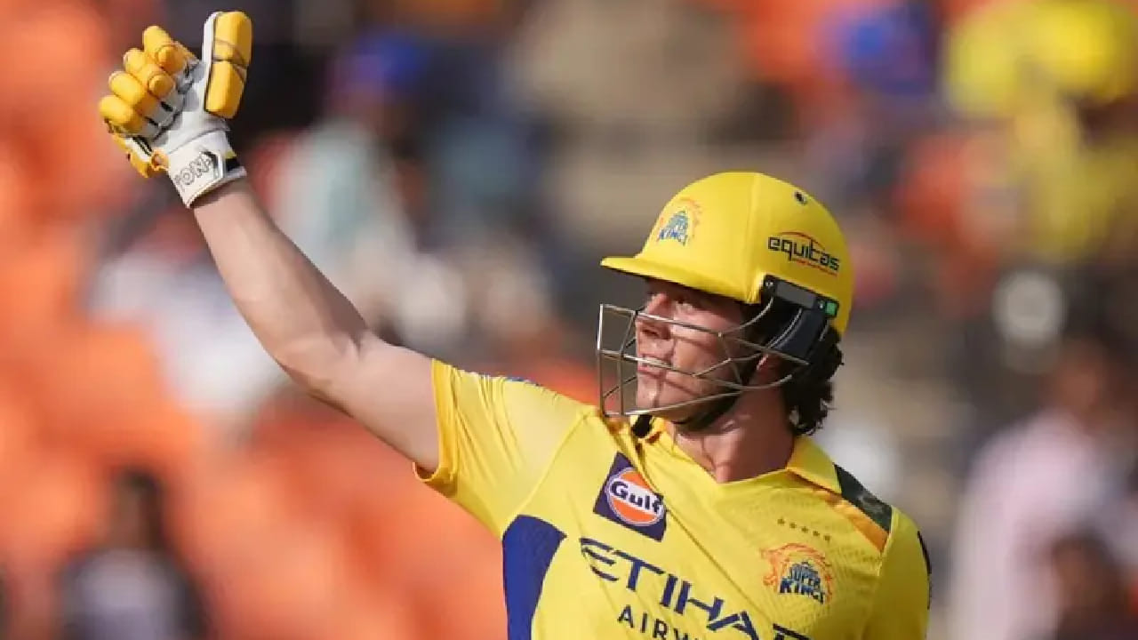 ಐಪಿಎಲ್ 2025 ರಲ್ಲಿ ಚೆನ್ನೈ ಸೂಪರ್ ಕಿಂಗ್ಸ್ ಪರ 6 ಇನಿಂಗ್ಸ್ ಆಡಿದ್ದ ಡೆವಾಲ್ಡ್ ಬ್ರೆವಿಸ್ 125 ಎಸೆತಗಳನ್ನು ಎದುರಿಸಿ ಒಟ್ಟು 225 ರನ್ ಕಲೆಹಾಕಿದ್ದರು. ಈ ವೇಳೆ 2 ಅರ್ಧಶತಕಗಳನ್ನು ಬಾರಿಸಿದ್ದರು. ಇದೀಗ ಭರ್ಜರಿ ಫಾರ್ಮ್ನಲ್ಲಿರುವ ಬೇಬಿ ಎಬಿಯನ್ನು ತಂಡದಲ್ಲೇ ಉಳಿಸಿಕೊಳ್ಳಲು ಚೆನ್ನೈ ಸೂಪರ್ ಕಿಂಗ್ಸ್ ಫ್ರಾಂಚೈಸಿ ನಿರ್ಧರಿಸಿದೆ.