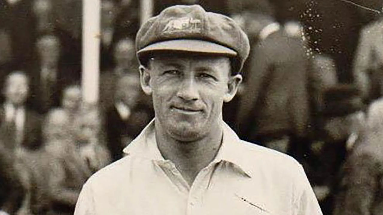 ಜೋ ರೂಟ್ಗೂ ಮುನ್ನ ತವರಿನಲ್ಲಿ ತಂಡವೊಂದರ ವಿರುದ್ಧ ಟೆಸ್ಟ್ನಲ್ಲಿ ಅತ್ಯಧಿಕ ರನ್ ಕಲೆಹಾಕಿದ ವಿಶ್ವ ದಾಖಲೆ ಬರೆದವರು ಡಾನ್ ಬ್ರಾಡ್ಮನ್. ಆಸ್ಟ್ರೇಲಿಯಾದ ದಂತಕಥೆ ಇಂಗ್ಲೆಂಡ್ ವಿರುದ್ಧ ಆಸೀಸ್ ಪಿಚ್ನಲ್ಲಿ ಬರೋಬ್ಬರಿ 2354 ರನ್ ಗಳಿಸಿ ವಿಶ್ವ ದಾಖಲೆ ನಿರ್ಮಿಸಿದ್ದಾರೆ. ಇದೀಗ ಈ ಸಾಧನೆ ಮಾಡಿದ 2ನೇ ಬ್ಯಾಟರ್ ಆಗಿ ಜೋ ರೂಟ್ ಹೊರಹೊಮ್ಮಿದ್ದಾರೆ.