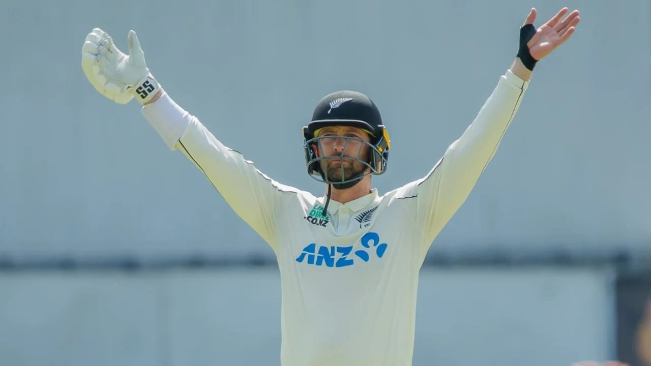 ಝಿಂಬಾಬ್ವೆ ತಂಡದ ಮೊದಲ ಇನಿಂಗ್ಸ್ ಮುಕ್ತಾಯದ ಬೆನ್ನಲ್ಲೇ ಪ್ರಥಮ ಇನಿಂಗ್ಸ್ ಶುರು ಮಾಡಿದ ನ್ಯೂಝಿಲೆಂಡ್ ಪರ ಆರಂಭಿಕ ದಾಂಡಿಗ ಡೆವೊನ್ ಕಾನ್ವೆ (154) ಭರ್ಜರಿ ಶತಕ ಸಿಡಿಸಿದರು. ಇನ್ನು ಮತ್ತೋರ್ವ ಆರಂಭಿಕ ವಿಲ್ ಯಂಗ್ ಕೂಡ ಉತ್ತಮ ಬ್ಯಾಟಿಂಗ್ ಪ್ರದರ್ಶಿಸಿ 74 ರನ್ಗಳ ಕೊಡುಗೆ ನೀಡಿದರು.