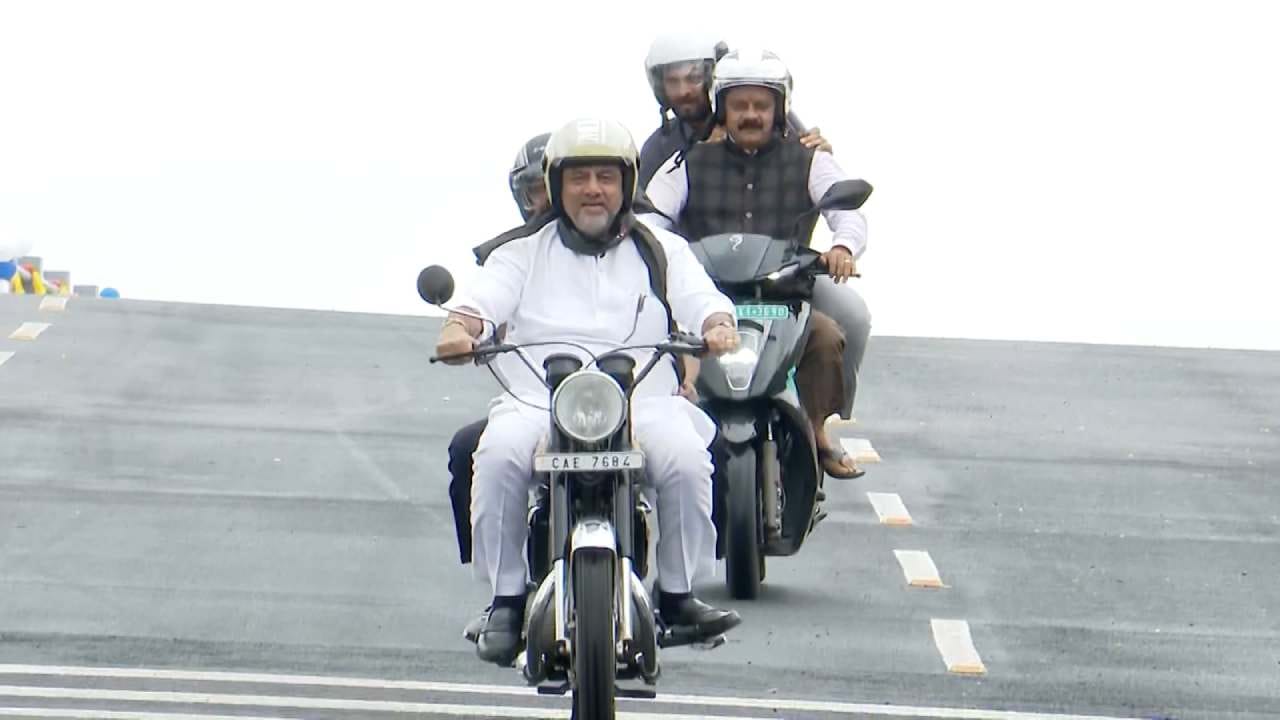 ಹೆಬ್ಬಾಳ ಹೊಸ ಫ್ಲೈಓವರ್​ ಮೇಲೆ ಡಿಕೆ ಶಿವಕುಮಾರ್​​ ಬೈಕ್​ ರೈಡಿಂಗ್