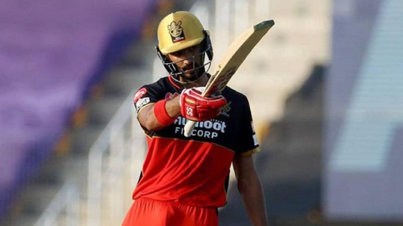 ಕಳೆದ ಸೀಸನ್​​ನಲ್ಲಿ ರಾಯಲ್ ಚಾಲೆಂಜರ್ಸ್ ಬೆಂಗಳೂರು ಪರ ಕಣಕ್ಕಿಳಿದಿದ್ದ ದೇವದತ್ ಪಡಿಕ್ಕಲ್ ಕೊನೆಯ ಪಂದ್ಯಗಳ ವೇಳೆ ಗಾಯಗೊಂಡಿದ್ದರು. ಹೀಗಾಗಿ ಅವರ ಬದಲಿಗೆ ಮಯಾಂಕ್ ಅಗರ್ವಾಲ್ ಅವರನ್ನು ಆಯ್ಕೆ ಮಾಡಲಾಗಿತ್ತು. ಇತ್ತ ಬದಲಿಯಾಗಿ ಎಂಟ್ರಿ ಕೊಟ್ಟಿದ್ದ ಮಯಾಂಕ್ ಕೂಡ ಉತ್ತಮ ಪ್ರದರ್ಶನ ನೀಡಿದ್ದರು.