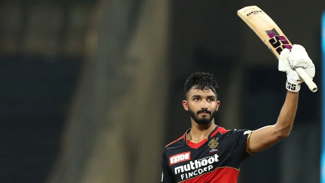 ಅತ್ತ ಕಳೆದ ಸೀಸನ್​​ನಲ್ಲಿ RCB ಪರ 10 ಪಂದ್ಯಗಳಲ್ಲಿ ಕಣಕ್ಕಿಳಿದಿದ್ದ ದೇವದತ್ ಪಡಿಕ್ಕಲ್ 2 ಅರ್ಧಶತಕಗಳೊಂದಿಗೆ 247 ರನ್ ಕಲೆಹಾಕಿದ್ದರು. ಇದೀಗ ಮಹಾರಾಜ ಟೂರ್ನಿಯಲ್ಲಿ 154.83ರ ಸ್ಟ್ರೇಕ್ ರೇಟ್​ನಲ್ಲಿ 449 ರನ್​ ಗಳಿಸಿದ್ದಾರೆ. ಈ ಭರ್ಜರಿ ಪ್ರದರ್ಶನದೊಂದಿಗೆ ದೇವದತ್ ಪಡಿಕ್ಕಲ್ ರಾಯಲ್ ಚಾಲೆಂಜರ್ಸ್ ಬೆಂಗಳೂರು ತಂಡದ ರಿಟೈನ್ ಆಟಗಾರರ ಪಟ್ಟಿಯಲ್ಲಿ ತನ್ನ ಸ್ಥಾನವನ್ನು ಭದ್ರಪಡಿಸಿಕೊಂಡಿದ್ದಾರೆ.