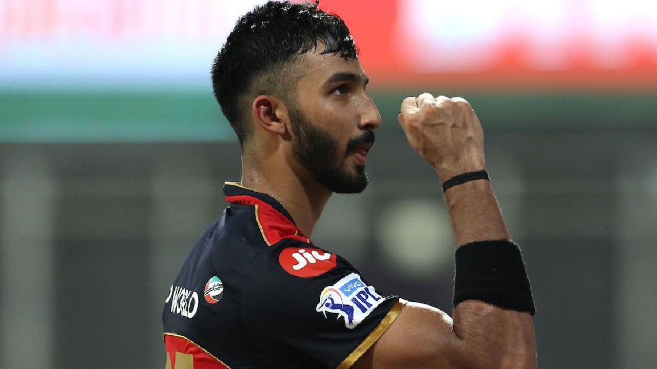 ಹೀಗಾಗಿ ಮುಂದಿನ ಸೀಸನ್​​​ಗಾಗಿ ರಾಯಲ್ ಚಾಲೆಂಜರ್ಸ್ ಬೆಂಗಳೂರು ಯಾರನ್ನು ತಂಡದಲ್ಲಿ ಉಳಿಸಿಕೊಳ್ಳಲಿದೆ ಎಂಬ ಪ್ರಶ್ನೆಯೊಂದು ಹುಟ್ಟಿಕೊಂಡಿತ್ತು. ಆದರೀಗ ಮಹಾರಾಜ ಟೂರ್ನಿಯಲ್ಲಿ ಅಮೋಘ ಪ್ರದರ್ಶನ ನೀಡುವ ಮೂಲಕ ದೇವದತ್ ಪಡಿಕ್ಕಲ್ ತನ್ನ ಭರ್ಜರಿ ಫಾರ್ಮ್​ ಅನ್ನು ತೆರೆದಿಟ್ಟಿದ್ದಾರೆ. ಹೀಗಾಗಿ ಆರ್​ಸಿಬಿ ಅವರನ್ನು ತಂಡದಿಂದ ಕೈ ಬಿಡುವ ಸಾಧ್ಯತೆಯೇ ಇಲ್ಲ ಎನ್ನಬಹುದು.