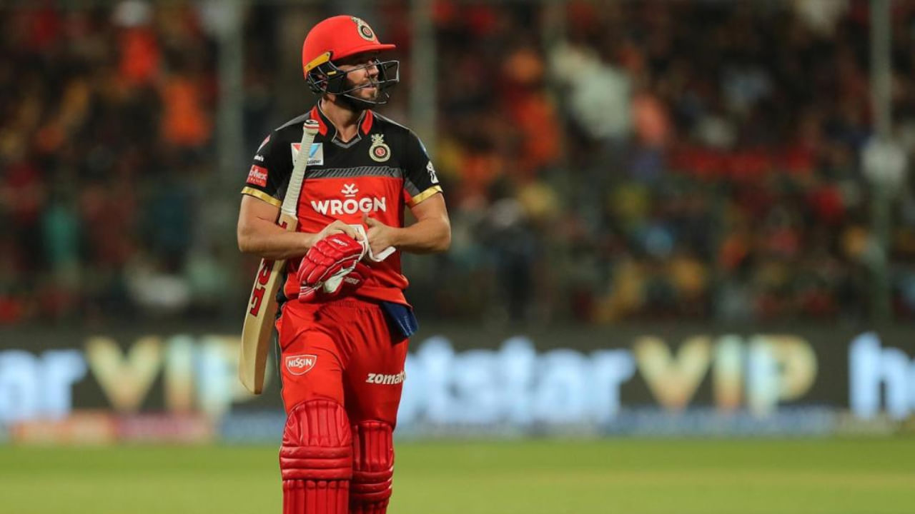 ಮೇಲೆ ಹೇಳಿದಂತೆ ಆರ್​ಸಿಬಿ ತಂಡದಲ್ಲಿ 11 ಸೀಸನ್‌ಗಳನ್ನು ಆಡಿದ್ದ ಡಿವಿಲಿಯರ್ಸ್, ಅದ್ಭುತ ಪ್ರದರ್ಶನ ನೀಡಿದದ್ದರು ಮತ್ತು ತಂಡದ ಅತ್ಯಂತ ವಿಶ್ವಾಸಾರ್ಹ ಆಟಗಾರರಲ್ಲಿ ಒಬ್ಬರಾಗಿದ್ದರು. ಆದಾಗ್ಯೂ ಎಬಿ ತಂಡದಲ್ಲಿದ್ದಾಗ ಆರ್​ಸಿಬಿಗೆ ಕಪ್ ಗೆಲ್ಲಲು ಸಾಧ್ಯವಾಗಿರಲಿಲ್ಲ. ಅಂತಿಮವಾಗಿ ಅವರು 2021 ರಲ್ಲಿ ಕ್ರಿಕೆಟ್‌ನಿಂದ ನಿವೃತ್ತರಾಗಿದ್ದರು. ಇದೀಗ ಭವಿಷ್ಯದಲ್ಲಿ ಕೋಚ್ ಅಥವಾ ಮಾರ್ಗದರ್ಶಕ ಪಾತ್ರದಲ್ಲಿ ಆರ್‌ಸಿಬಿಗೆ ಸೇರಬಹುದು ಎಂದು ಡಿವಿಲಿಯರ್ಸ್ ಸೂಚಿಸಿದ್ದಾರೆ.