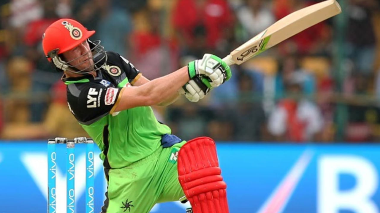 ಇನ್ನು ಆರ್​ಸಿಬಿ ತಂಡದಲ್ಲಿದ್ದಾಗ ಡಿವಿಲಿಯರ್ಸ್ ಪ್ರದರ್ಶನ ಹೇಗಿತ್ತು ಎಂಬುದನ್ನು ನೋಡುವುದಾದರೆ.. ಈ ತಂಡದ ಪರ 157 ಪಂದ್ಯಗಳನ್ನಾಡಿದ್ದ ಎಬಿ 41.10 ಸರಾಸರಿಯಲ್ಲಿ 4522 ರನ್ ಗಳಿಸಿದ್ದಾರೆ. ಈ ಅವಧಿಯಲ್ಲಿ ಅವರ ಸ್ಟ್ರೈಕ್ ರೇಟ್ 158.33 ಆಗಿತ್ತು. ಆರ್‌ಸಿಬಿಯಲ್ಲಿದ್ದಾಗ ಅವರು 2 ಶತಕಗಳು ಮತ್ತು 37 ಅರ್ಧಶತಕಗಳನ್ನು ಬಾರಿಸಿದ್ದರು.