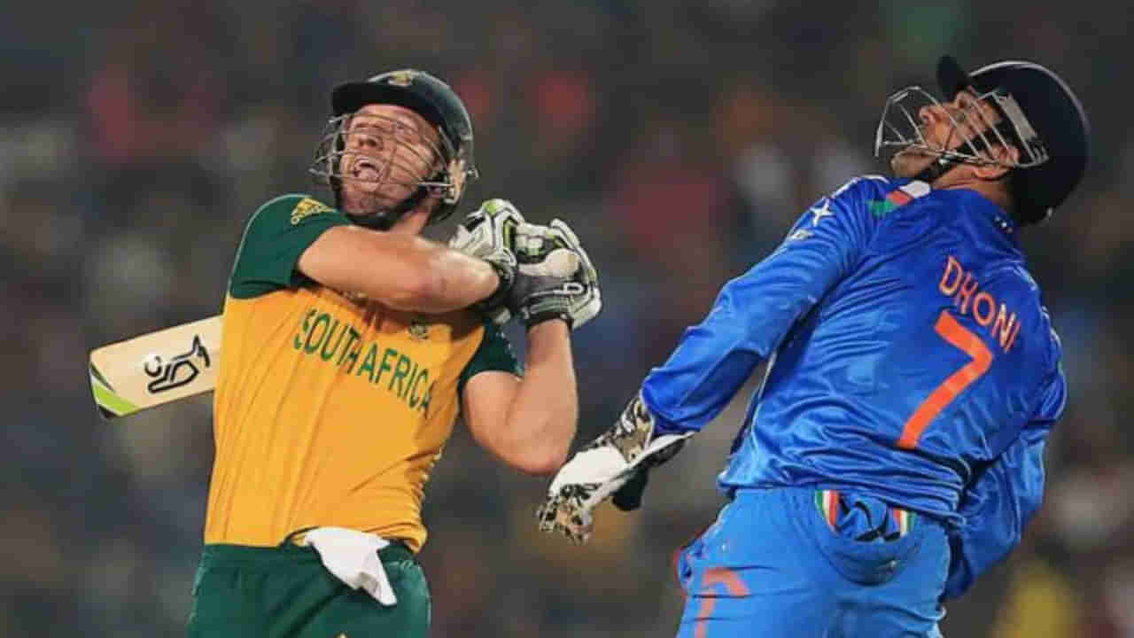 ತಂಡದ ನಾಯಕತ್ವವನ್ನು ಧೋನಿಗೆ ನೀಡಿ ನನ್ನನ್ನು ಅವರೊಂದಿಗೆ ಹೋಲಿಸಬೇಡಿ ಎಂದ ಡಿವಿಲಿಯರ್ಸ್