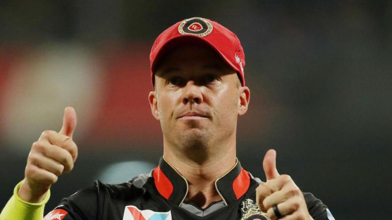 ಎಬಿ ಡಿವಿಲಿಯರ್ಸ್ ದಕ್ಷಿಣ ಆಫ್ರಿಕಾದ ಆಟಗಾರನಾಗಿ ಭಾರತದಲ್ಲಿ ಜನಪ್ರಿಯರಾಗಿದ್ದಕ್ಕಿಂತ ಆರ್ಸಿಬಿಯ ಆಪತ್ಭಾಂದವರೆಂದೇ ಖ್ಯಾತರಾದರು. ಈ ತಂಡದ ಪರ 11 ವರ್ಷಗಳ ಕಾಲ ಆಡಿದ ಡಿವಿಲಿಯರ್ಸ್ ಅವಕಾಶ ಸಿಕ್ಕಾಗಲೆಲ್ಲ ಆರ್ಸಿಬಿ ಮೇನಿನ ಪ್ರೀತಿಯನ್ನು ವ್ಯಕ್ತಪಡಿಸುತ್ತ ಬಂದಿದ್ದಾರೆ. ಇದೀಗ ಆರ್ಸಿಬಿ ವಿಚಾರವಾಗಿ ಮಾತನಾಡಿರುವ ಎಬಿ, ಮತ್ತೊಮ್ಮೆ ಆರ್ಸಿಬಿ ತಂಡವನ್ನು ಸೇರುವ ಸುಳಿವು ನೀಡಿದ್ದಾರೆ.