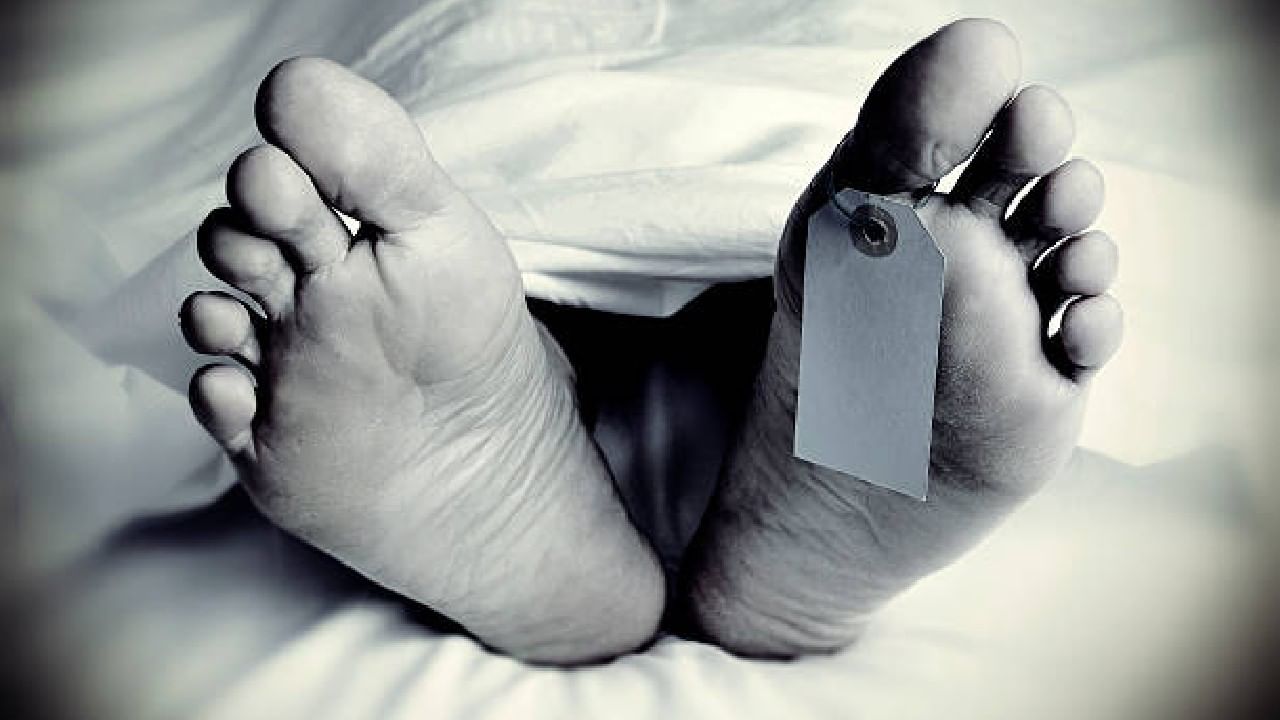 ರಸ್ತೆ ಬದಿ ನಿಲ್ಲಿಸಿದ್ದ ಕಾರಿನೊಳಗೆ ಇಬ್ಬರು ಪುರುಷರ ನಿಗೂಢ ಸಾವು