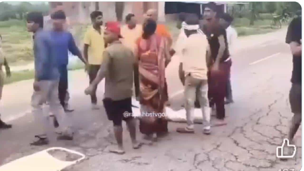 Video: ಒಂದು ಚೂರೂ ಮನುಷ್ಯತ್ವ ಇಲ್ವಾ?, ಹೇಗೆ ಹೆಣ ಎಸೆದು ಹೋದ ನೋಡಿ ಆಂಬ್ಯುಲೆನ್ಸ್ ಚಾಲಕ Video: ಒಂದು ಚೂರೂ ಮನುಷ್ಯತ್ವ ಇಲ್ವಾ?, ಹೇಗೆ ಹೆಣ ಎಸೆದು ಹೋದ ನೋಡಿ ಆಂಬ್ಯುಲೆನ್ಸ್ ಚಾಲಕ