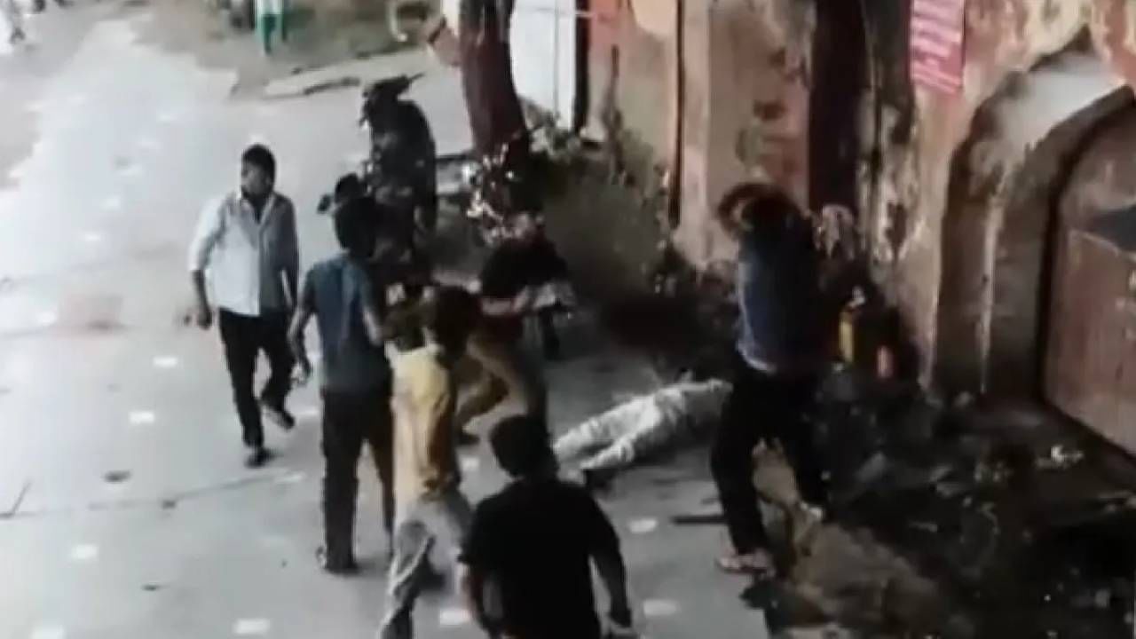 Video: ಪ್ರಸಾದ ವಿಚಾರವಾಗಿ ಜಗಳ, ದೇವಸ್ಥಾನದ ಸೇವಕನನ್ನು ಹೊಡೆದು ಕೊಂದ ಗುಂಪು