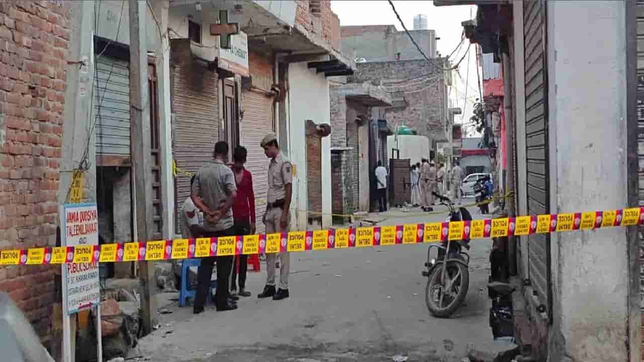 ದೆಹಲಿಯಲ್ಲಿ ತ್ರಿವಳಿ ಕೊಲೆ; ಅಪ್ಪ, ಅಮ್ಮ, ತಮ್ಮನನ್ನು ಕೊಂದು ಯುವಕ ಪರಾರಿ