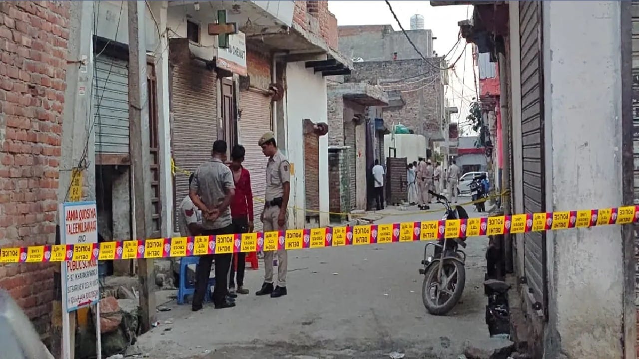 ದೆಹಲಿಯಲ್ಲಿ ತ್ರಿವಳಿ ಕೊಲೆ; ಅಪ್ಪ, ಅಮ್ಮ, ತಮ್ಮನನ್ನು ಕೊಂದು ಯುವಕ ಪರಾರಿ ದೆಹಲಿಯಲ್ಲಿ ತ್ರಿವಳಿ ಕೊಲೆ; ಅಪ್ಪ, ಅಮ್ಮ, ತಮ್ಮನನ್ನು ಕೊಂದು ಯುವಕ ಪರಾರಿ