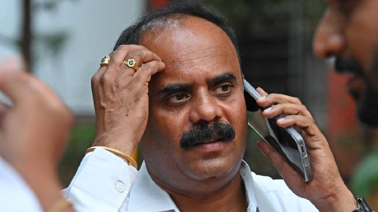 ಲೋಕಸಭಾ ಚುನಾವಣೆ ವೇಳೆ ಹಣ ಹಂಚಿಕೆ ಆರೋಪ: ಸಿಎಂ, ಡಿಸಿಎಂ ವಿರುದ್ಧ ಚುನಾವಣಾ ಆಯೋಗಕ್ಕೆ ದೇವರಾಜೇಗೌಡ ದೂರು ಲೋಕಸಭಾ ಚುನಾವಣೆ ವೇಳೆ ಹಣ ಹಂಚಿಕೆ ಆರೋಪ: ಸಿಎಂ, ಡಿಸಿಎಂ ವಿರುದ್ಧ ಚುನಾವಣಾ ಆಯೋಗಕ್ಕೆ ದೇವರಾಜೇಗೌಡ ದೂರು