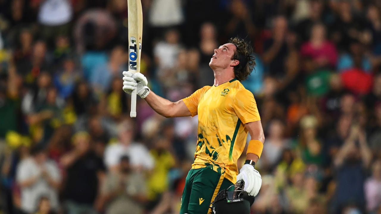 ದಕ್ಷಿಣ ಆಫ್ರಿಕಾ ಈ ಟಿ20 ಸರಣಿಯನ್ನು ಗೆಲ್ಲಲು ಸಾಧ್ಯವಾಗದಿದ್ದರೂ, ಬ್ರೆವಿಸ್ ಅವರ ಆಟ ವಿಶ್ವ ಕ್ರಿಕೆಟ್​ನ ಗಮನ ಸೆಳೆದಿತ್ತು. ಅದರಲ್ಲೂ ಅವರ ದೀರ್ಘ ಸಿಕ್ಸರ್​ಗಳು ಅಭಿಮಾನಿಗಳು ಹುಚ್ಚೆದ್ದು ಕುಣಿಯುವಂತೆ ಮಾಡಿದ್ದವು. ಇದೀಗ ಬ್ರೆವಿಸ್ 12 ನೇ ಸ್ಥಾನಕ್ಕೇರಿದರೆ ಅವ ನಂತರ ರೀಜಾ ಹೆಂಡ್ರಿಕ್ಸ್ 15 ನೇ ಸ್ಥಾನದಲ್ಲಿದ್ದಾರೆ.
