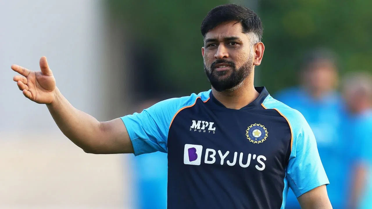 ಪ್ರಸ್ತುತ ಟಿ20 ಏಷ್ಯಾಕಪ್​ಗೆ ಟೀಂ ಇಂಡಿಯಾ ಸಿದ್ಧತೆಗಳನ್ನು ನಡೆಸುತ್ತಿದರೆ, ಇತ್ತ ಬಿಸಿಸಿಐ ಕಣ್ಣುಗಳು ಮುಂದಿನ ವರ್ಷ ನಡೆಯಲಿರುವ ಟಿ20 ವಿಶ್ವಕಪ್ ಮೇಲೆ ಬಿದ್ದಿದೆ. ಹೀಗಾಗಿ ಈ ಚುಟುಕು ವಿಶ್ವಕಪ್​ಗೆ ಈಗಿನಿಂದಲೇ ತಯಾರಿ ನಡೆಸುತ್ತಿರುವ ಬಿಸಿಸಿಐ, ತಂಡದ ಮಾಜಿ ನಾಯಕ ಎಂಎಸ್ ಧೋನಿಗೆ ತಂಡದ ಮೆಂಟರ್ ಹುದ್ದೆಯನ್ನು ನೀಡಲು ನಿರ್ಧರಿಸಿದೆ ಎಂದು ವರದಿಯಾಗಿದೆ.
