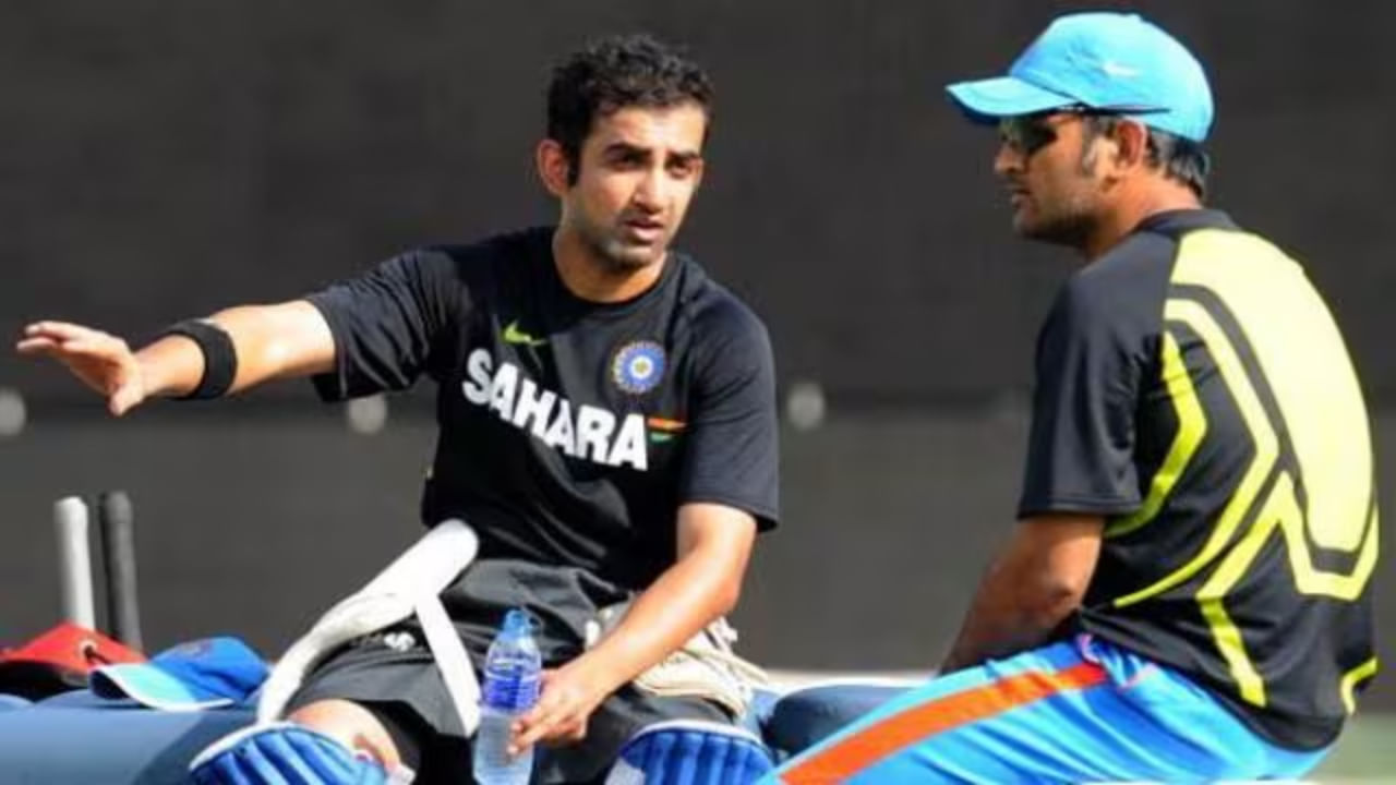 ಟೀಂ ಇಂಡಿಯಾದ ಮಾಜಿ ನಾಯಕ ಹಾಗೂ ಭಾರತಕ್ಕೆ ಎರಡೆರಡು ವಿಶ್ವಕಪ್ಗಳನ್ನು ಗೆಲ್ಲಿಸಿಕೊಟ್ಟ ಕ್ಯಾಪ್ಟನ್ ಕೂಲ್ ಖ್ಯಾತಿಯ ಮಹೇಂದ್ರ ಸಿಂಗ್ ಧೋನಿ ಇದೀಗ ಮತ್ತೊಮ್ಮೆ ಟೀಂ ಇಂಡಿಯಾದಲ್ಲಿ ಕಾಣಿಸಿಕೊಳ್ಳಲಿದ್ದಾರೆ ಎಂದು ವರದಿಯಾಗಿದೆ. ಅಚ್ಚರಿಯ ಸಂಗತಿಯೆಂದರೆ ಎಲ್ಲವೂ ಅಂದುಕೊಂಡಂತೆ ನಡೆದರೆ ಧೋನಿ ಎಂದರೆ ಉರಿದು ಬೀಳುವ ಗೌತಮ್ ಗಂಭೀರ್ ಅವರೊಂದಿಗೆ ಧೋನಿ ಕೆಲಸ ಮಾಡಬೇಕಾಗುತ್ತದೆ.