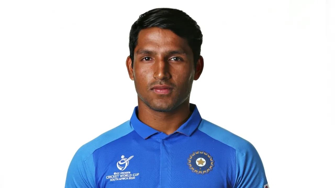 ಧ್ರುವ್ ಜುರೇಲ್: ಏಷ್ಯಾಕಪ್ಗೆ ವಿಕೆಟ್ ಕೀಪರ್ಗಳಾಗಿ ಸಂಜು ಸ್ಯಾಮ್ಸನ್ ಹಾಗೂ ಜಿತೇಶ್ ಶರ್ಮಾ ಆಯ್ಕೆಯಾಗಿದ್ದಾರೆ. ಹೀಗಾಗಿ ಧ್ರುವ್ ಜುರೇಲ್ ಅವರನ್ನು ಹೆಚ್ಚುವರಿ ಆಟಗಾರರ ಪಟ್ಟಿಯಲ್ಲಿರಿಸಲಾಗಿದೆ. ಅಂದರೆ ಸಂಜು ಅಥವಾ ಜಿತೇಶ್ ತಂಡದಿಂದ ಹೊರಬಿದ್ದರೆ ಧ್ರುವ್ ಜುರೇಲ್ 15 ಸದಸ್ಯರುಗಳ ತಂಡಕ್ಕೆ ಎಂಟ್ರಿ ಕೊಡಲಿದ್ದಾರೆ.