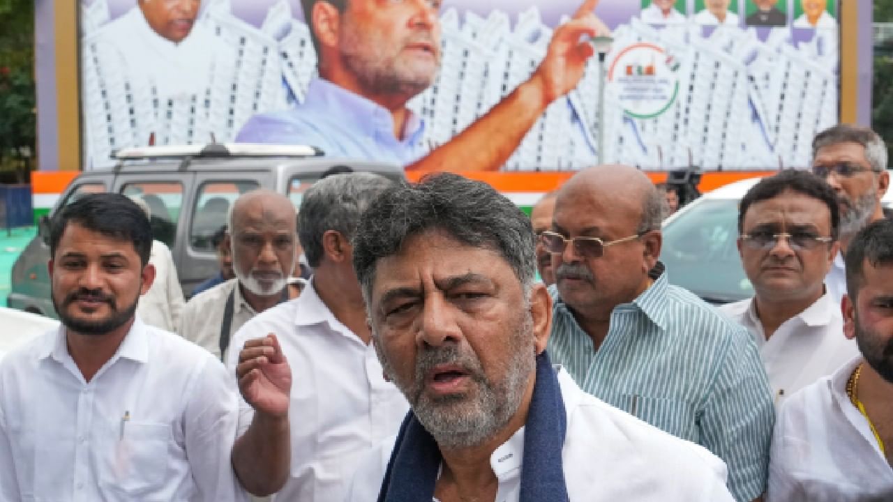 ಸರಿಯಾದ ಸಾಕ್ಷಿ ನೀಡಿ, ಡಿಕ್ಲರೇಷನ್​ಗೆ ಸಹಿ ಮಾಡಿ; ಡಿಕೆ ಶಿವಕುಮಾರ್​​ಗೆ ಕರ್ನಾಟಕದ ಚುನಾವಣಾಧಿಕಾರಿ ಸೂಚನೆ