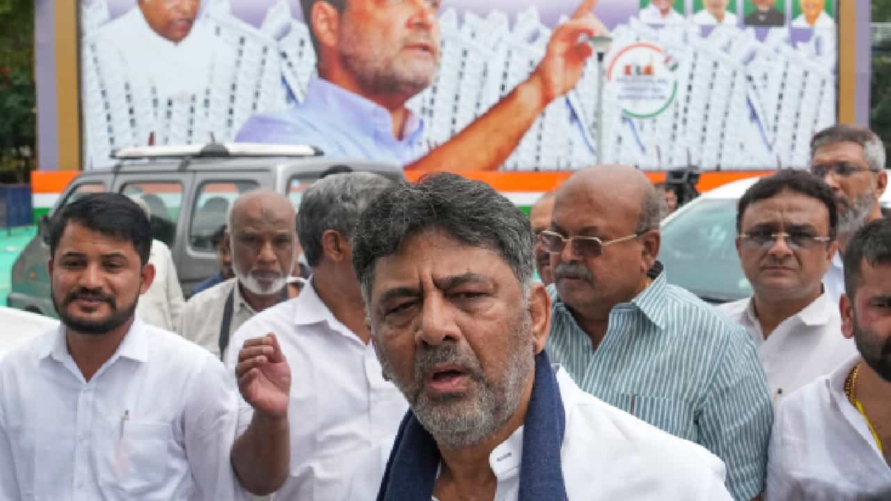 ಸರಿಯಾದ ಸಾಕ್ಷಿ ನೀಡಿ, ಡಿಕ್ಲರೇಷನ್ಗೆ ಸಹಿ ಮಾಡಿ; ಡಿಕೆ ಶಿವಕುಮಾರ್ಗೆ ಕರ್ನಾಟಕದ ಚುನಾವಣಾಧಿಕಾರಿ ಸೂಚನೆ ಸರಿಯಾದ ಸಾಕ್ಷಿ ನೀಡಿ, ಡಿಕ್ಲರೇಷನ್ಗೆ ಸಹಿ ಮಾಡಿ; ಡಿಕೆ ಶಿವಕುಮಾರ್ಗೆ ಕರ್ನಾಟಕದ ಚುನಾವಣಾಧಿಕಾರಿ ಸೂಚನೆ