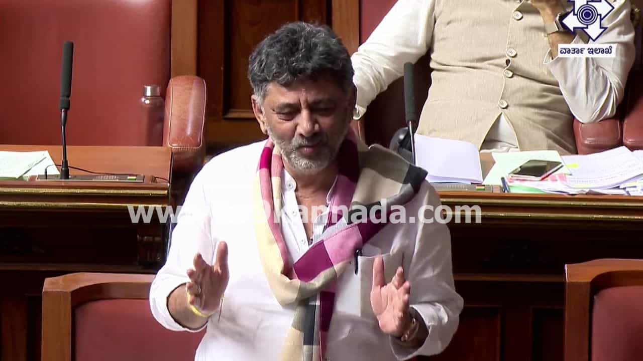 ಕಾಂಗ್ರೆಸ್ನಲ್ಲಿ ಕಿಡಿಹೊತ್ತಿಸಿದ ಡಿಕೆ ಶಿವಕುಮಾರ್ ಆರ್ಎಸ್ಎಸ್ ಗೀತೆ: ರಾಜಣ್ಣ, ಪ್ರಿಯಾಂಕ್ ಖರ್ಗೆ ಬಹಿರಂಗ ಅಸಮಾಧಾನ ಕಾಂಗ್ರೆಸ್ನಲ್ಲಿ ಕಿಡಿಹೊತ್ತಿಸಿದ ಡಿಕೆ ಶಿವಕುಮಾರ್ ಆರ್ಎಸ್ಎಸ್ ಗೀತೆ: ರಾಜಣ್ಣ, ಪ್ರಿಯಾಂಕ್ ಖರ್ಗೆ ಬಹಿರಂಗ ಅಸಮಾಧಾನ