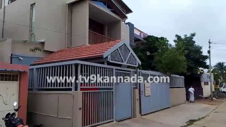 ಗೇಮಿಂಗ್ ಆ್ಯಪ್ಗಳಿಗೆ ಅಕ್ರಮ ಹಣ ವರ್ಗಾವಣೆ ಆರೋಪ: ಚಿತ್ರದುರ್ಗದಲ್ಲಿ ಕಾಂಗ್ರೆಸ್ ಶಾಸಕ ಕೆಸಿ ವೀರೇಂದ್ರ ಮನೆ ಮೇಲೆ ಇ.ಡಿ ದಾಳಿ ಗೇಮಿಂಗ್ ಆ್ಯಪ್ಗಳಿಗೆ ಅಕ್ರಮ ಹಣ ವರ್ಗಾವಣೆ ಆರೋಪ: ಚಿತ್ರದುರ್ಗದಲ್ಲಿ ಕಾಂಗ್ರೆಸ್ ಶಾಸಕ ಕೆಸಿ ವೀರೇಂದ್ರ ಮನೆ ಮೇಲೆ ಇ.ಡಿ ದಾಳಿ