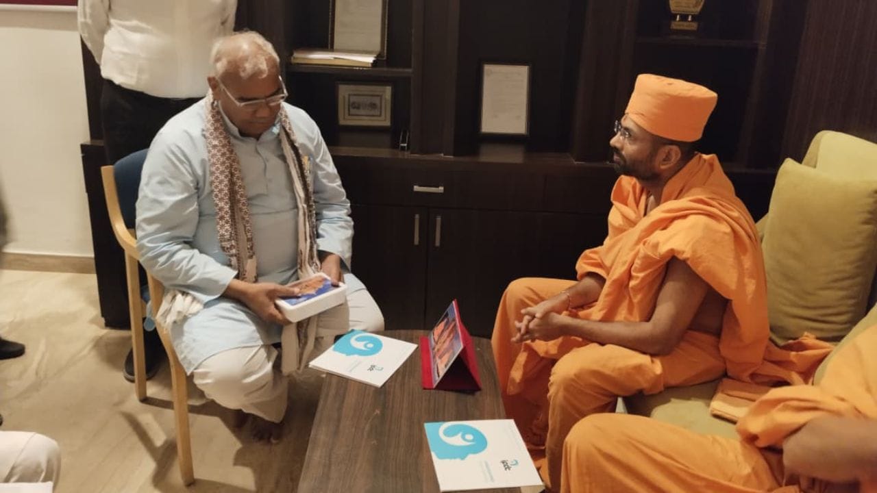 ಶಿಕ್ಷಣ ಸಚಿವ ಶ್ರೀ ಮದನ್ ದಿಲಾವರ್ ಜಿ ಅವರೊಂದಿಗಿನ ಭೇಟಿಯ ಸಮಯದಲ್ಲಿ, ಡಾ. ಜ್ಞಾನಾನಂದ ಸ್ವಾಮಿ ಅವರು ಐಪಿಡಿಸಿ (ಇಂಟಿಗ್ರೇಟೆಡ್ ಪರ್ಸನಾಲಿಟಿ ಡೆವಲಪ್‌ಮೆಂಟ್ ಕೋರ್ಸ್) ಮತ್ತು ಬಿಎಪಿಎಸ್ ಸಂಸ್ಥೆ ನಡೆಸುತ್ತಿರುವ 'ಚಲೋ ಆದರ್ಶ್ ಬನೆ' ಕಾರ್ಯಕ್ರಮದ ಕುರಿತು ವಿಶೇಷ ಚರ್ಚೆ ನಡೆಸಿದರು. ಪೂಜ್ಯ ಸರ್ವನಿವಾಸ ಸ್ವಾಮಿಗಳು ಅವರಿಗೆ ಪ್ರಸಾದ ನೀಡಿ ಆಶೀರ್ವಾದಿಸಿದರು.
