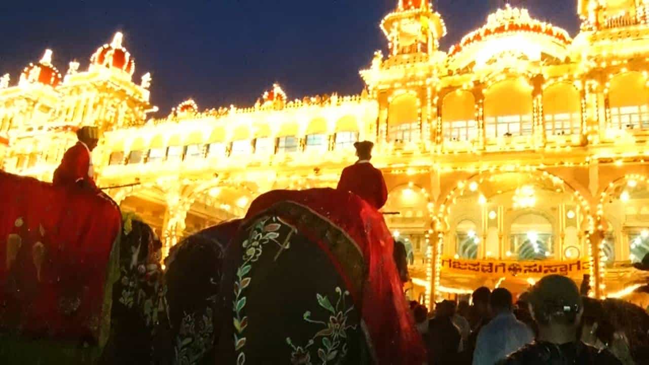 ವಿದ್ಯುತ್ ದೀಪಾಲಂಕಾರ ನೋಡುತ್ತ ಮೈಸೂರು ಅರಮನೆಗೆ ಬಂದ ದಸರಾ ಆನೆಗಳು ವಿದ್ಯುತ್ ದೀಪಾಲಂಕಾರ ನೋಡುತ್ತ ಮೈಸೂರು ಅರಮನೆಗೆ ಬಂದ ದಸರಾ ಆನೆಗಳು