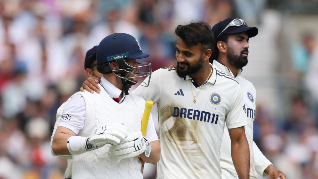 ಆದರೆ ಈ ವೇಳೆ ದಾಳಿಗಿಳಿದ ಆಕಾಶ್, ಬೆನ್ ಡಕೆಟ್ ಅವರನ್ನು ಔಟ್ ಮಾಡುವ ಮೂಲಕ ಈ ಜೊತೆಯಾಟವನ್ನು ಮುರಿದರು. ನಂತರ ಮತ್ತೊಬ್ಬ ಆರಂಭಿಕ ಜ್ಯಾಕ್ ಕ್ರೌಲಿಯನ್ನು ಪ್ರಸಿದ್ಧ್ ಕೃಷ್ಣ ಪೆವಿಲಿಯನ್ಗೆ ಕಳುಹಿಸಿದರು. ಇವರಿಬ್ಬರ ವಿಕೆಟ್ ಪತನದಿಂದ ಇಂಗ್ಲೆಂಡ್ ವೇಗಕ್ಕೆ ಕಡಿವಾಣ ಬಿದ್ದಿತು.