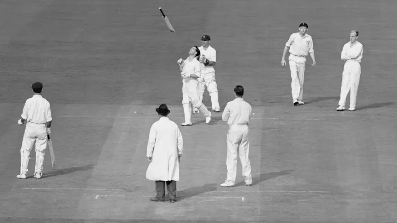 1938 ರಲ್ಲಿ ಆಸ್ಟ್ರೇಲಿಯಾ ವಿರುದ್ಧ ನಡೆದ ಟೆಸ್ಟ್ ಪಂದ್ಯದಲ್ಲಿ ಇಂಗ್ಲೆಂಡ್ ಬ್ಯಾಟರ್ಗಳಾದ ಲಿಯನಾರ್ಡೊ ಹಟನ್ 364 ರನ್ ಬಾರಿಸಿದರೆ, ಮೌರಿಸ್ ಲೇಲ್ಯಾಂಡ್ 167 ರನ್ಗಳಿಸಿದ್ದರು. ಇನ್ನು ಜೋ ಹಾರ್ಡ್ಸ್ಟಾಪ್ ಅಜೇಯ 169 ರನ್ ಗಳಿಸಿದ್ದರು. ಈ ಮೂಲಕ ಟೆಸ್ಟ್ ಇತಿಹಾಸದ ಒಂದೇ ಇನಿಂಗ್ಸ್ನಲ್ಲಿ 150+ ರನ್ಗಳಿಸಿದ ವಿಶ್ವದ ಮೊದಲ ಮೂವರು ಬ್ಯಾಟರ್ಗಳು ಎನಿಸಿಕೊಂಡಿದ್ದರು.